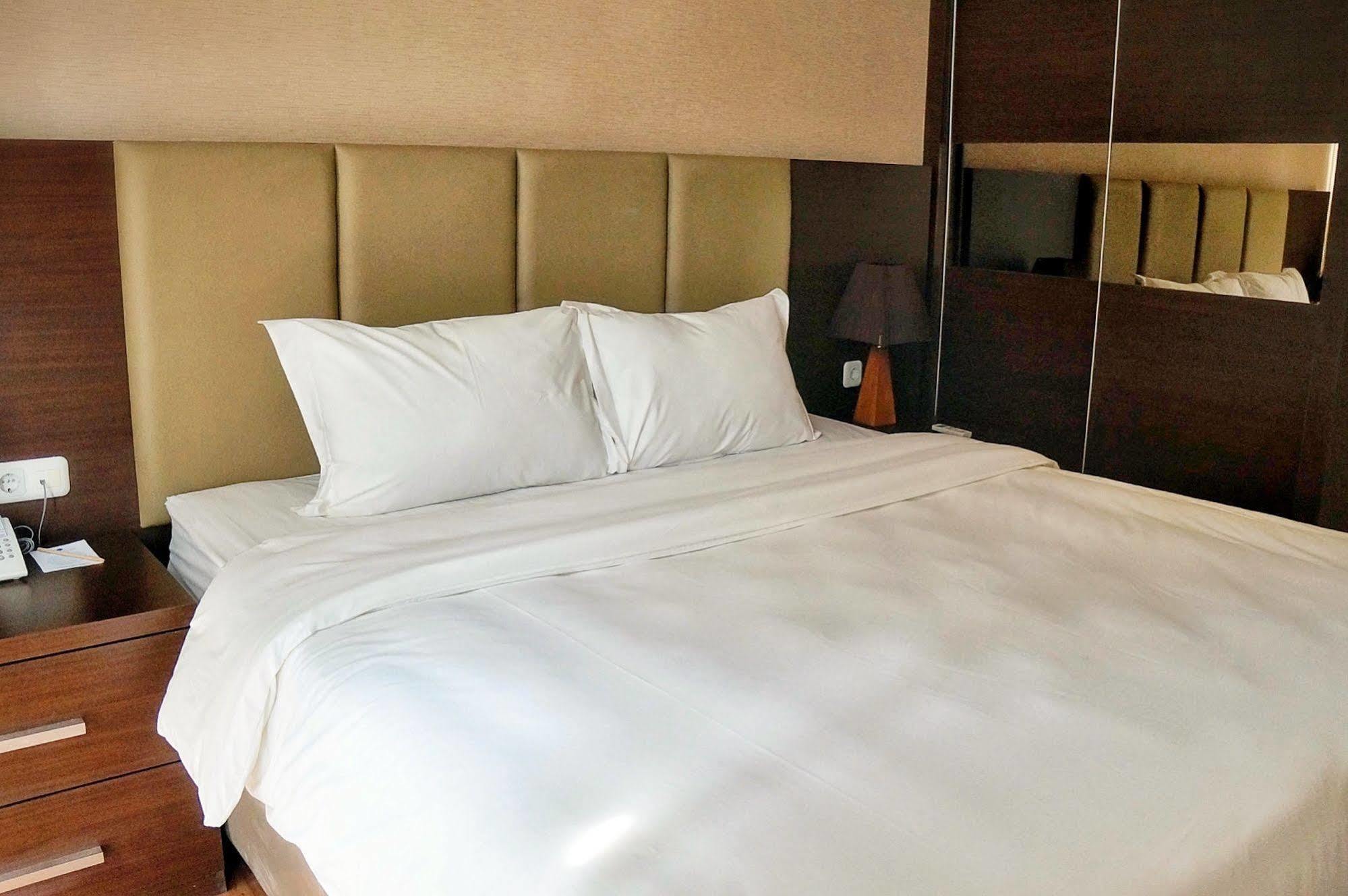 Royal Suite Condotel Medan Extérieur photo