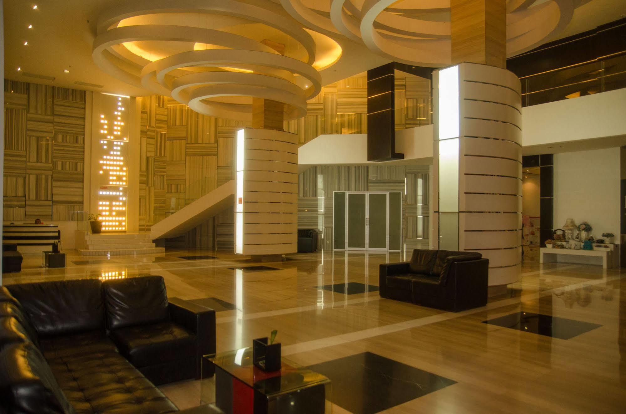 Royal Suite Condotel Medan Extérieur photo