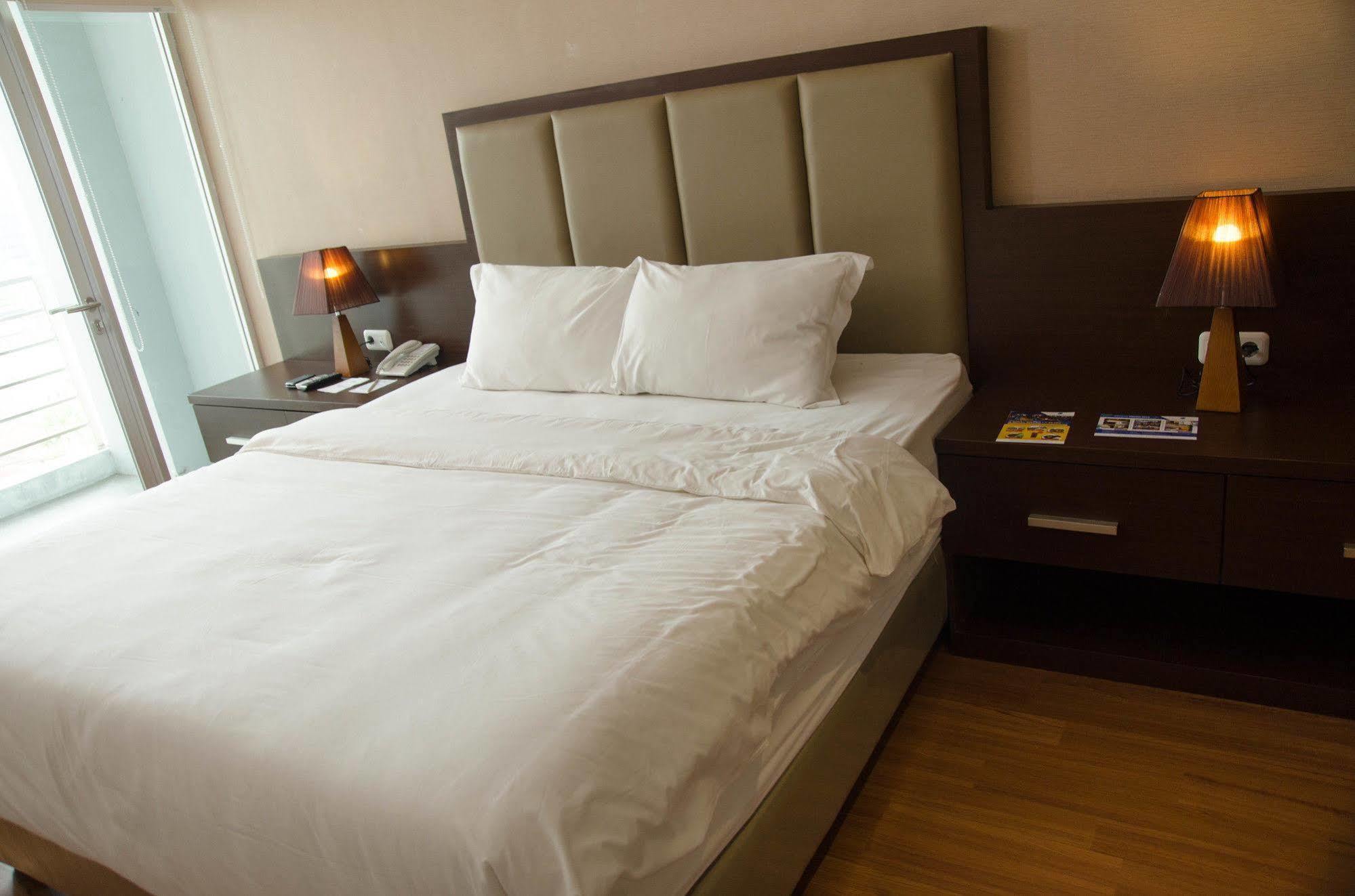 Royal Suite Condotel Medan Extérieur photo
